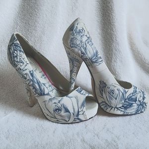 Size 10 Iron Fist Key To My Soul Pumps